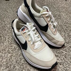 WOMEN'S NIKE WAFFLE DEBUT SNEAKERS